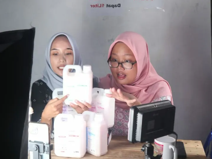 Dua peserta menampilkan produk di depan kamera