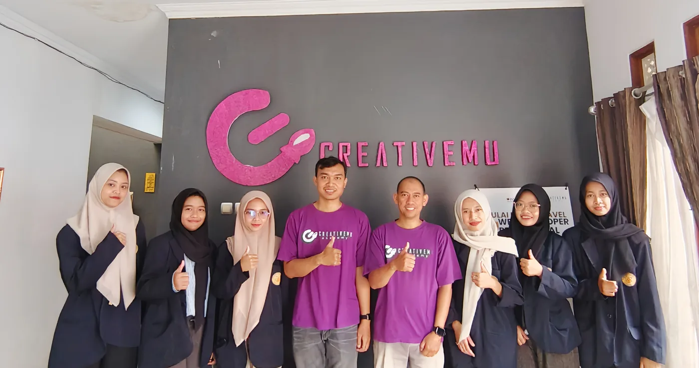 Peserta magang dan pembimbing berfoto bersama di depan logo Creativemu