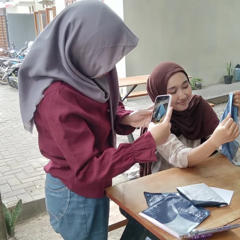 Dua peserta memotret produk untuk bahan konten
